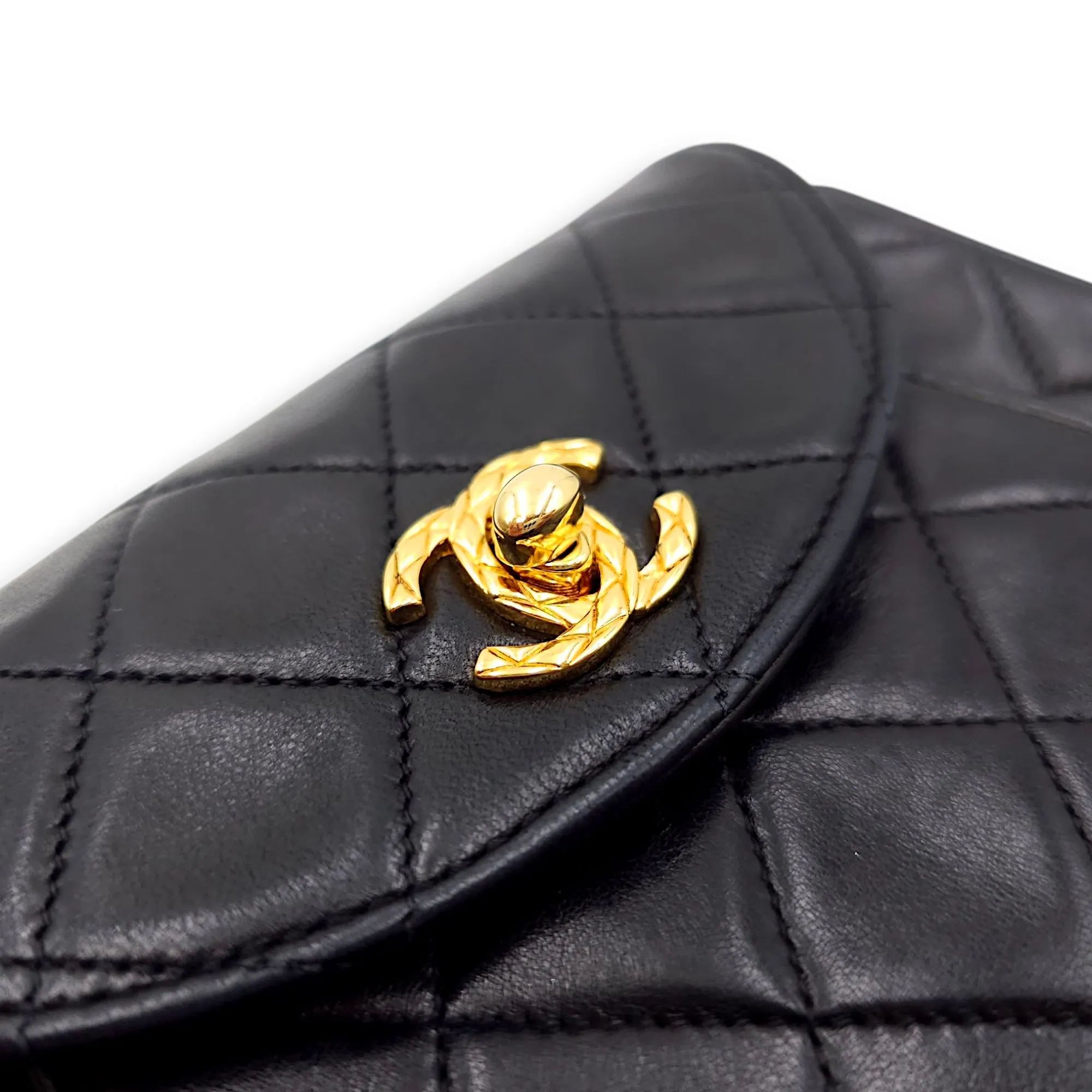 Vintage Flap with Bijoux Chain 17x11x5.5cm Black Crossbody Bag in Lambskin, Gold hardware